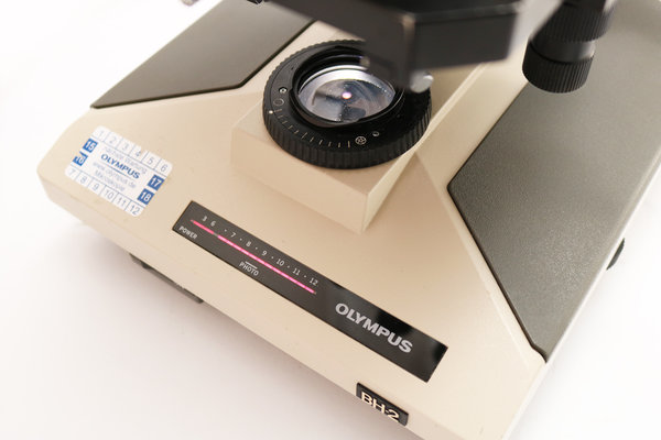 Olympus BH-2 Mikroskop mit Auflicht-DIC und Auflicht-Dunkelfeld, sowie Durchlicht