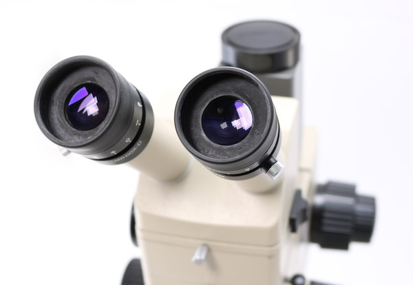 Olympus SZH10 Stereomikroskop mit 2 Objektiven (PLANAPO 1x und PLAN 2x), große Durchlichbasis