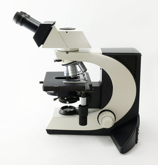 Leica Mikroskop DMLB 2 mit DIC- und Hellfeldausstattung, großer "DMR"-Tubus