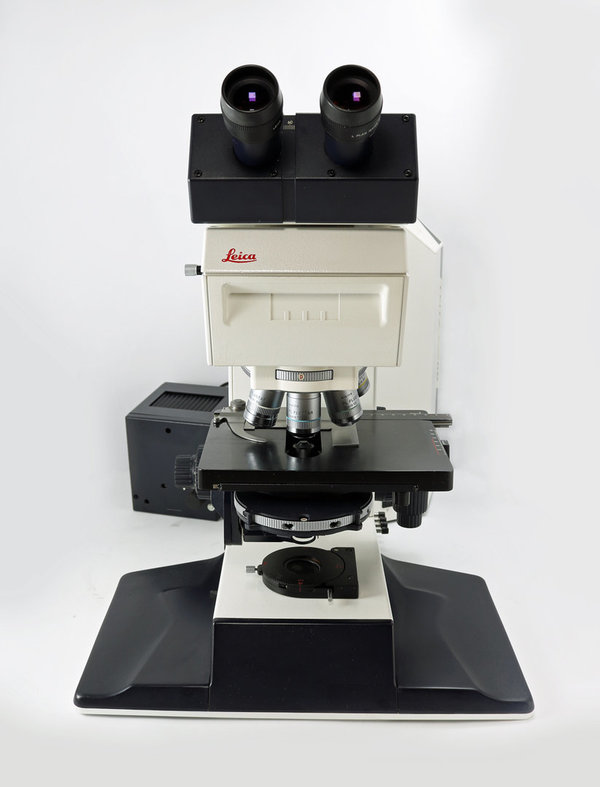 Leitz/Leica Mikroskop DMRB mit DIC- und Hellfeldausstattung, PL FLUOTAR Objektive
